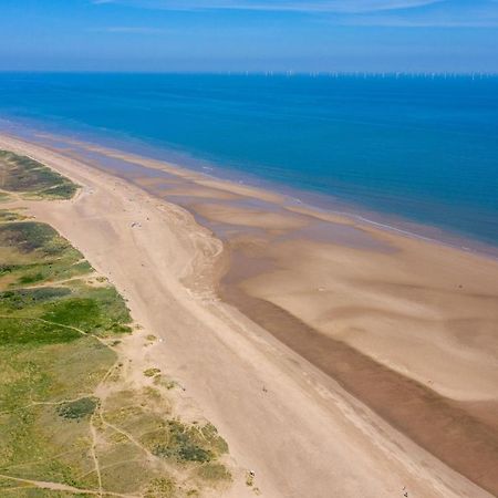 Lovely Caravan With Decking At Coral Beach Park In Lincolnshire Ref 77001C Otel Ingoldmells Dış mekan fotoğraf
