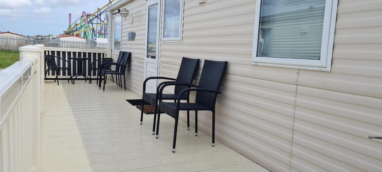 Lovely Caravan With Decking At Coral Beach Park In Lincolnshire Ref 77001C Otel Ingoldmells Dış mekan fotoğraf