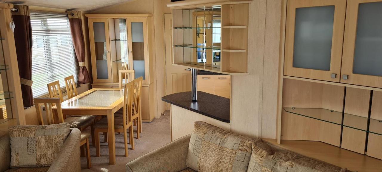Lovely Caravan With Decking At Coral Beach Park In Lincolnshire Ref 77001C Otel Ingoldmells Dış mekan fotoğraf