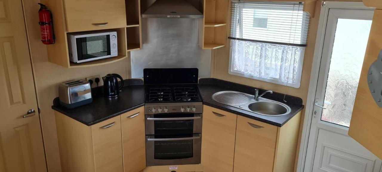 Lovely Caravan With Decking At Coral Beach Park In Lincolnshire Ref 77001C Otel Ingoldmells Dış mekan fotoğraf