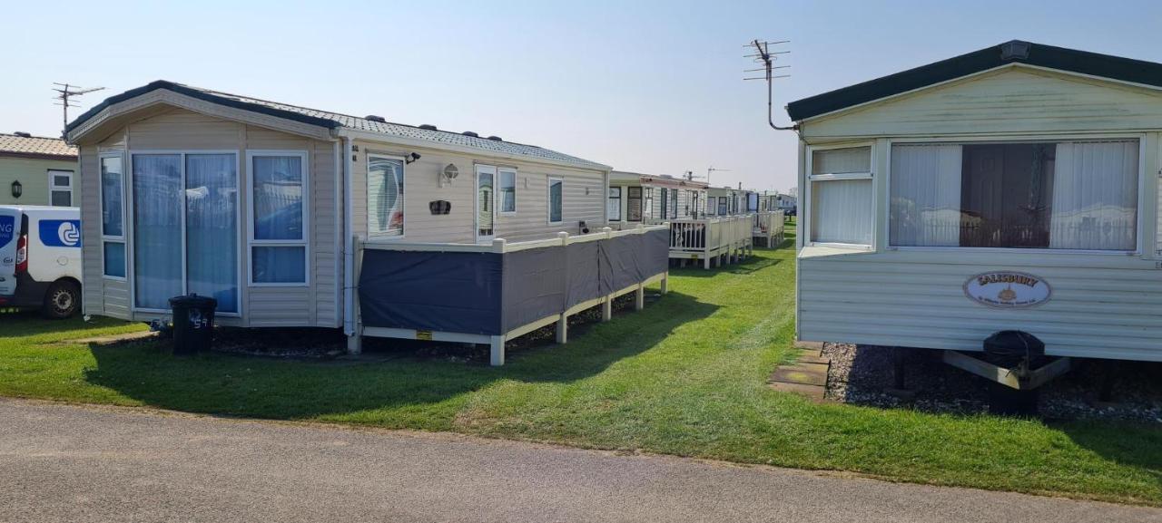 Lovely Caravan With Decking At Coral Beach Park In Lincolnshire Ref 77001C Otel Ingoldmells Dış mekan fotoğraf