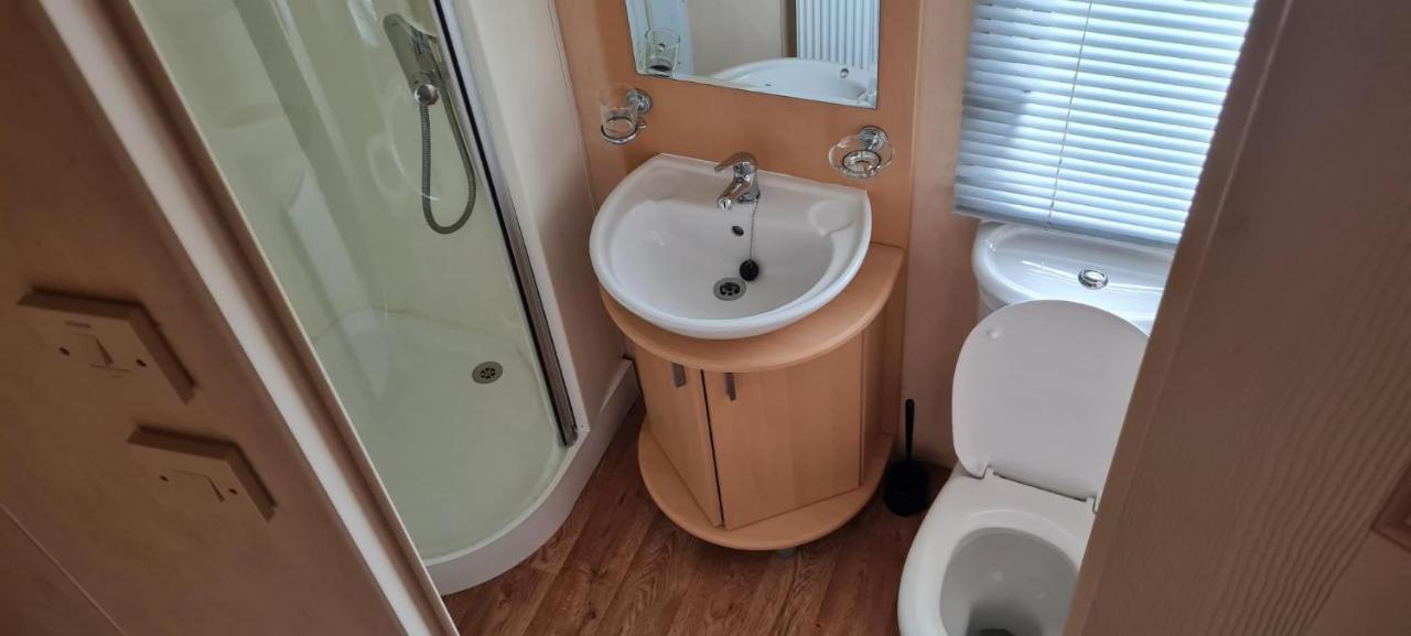 Lovely Caravan With Decking At Coral Beach Park In Lincolnshire Ref 77001C Otel Ingoldmells Dış mekan fotoğraf