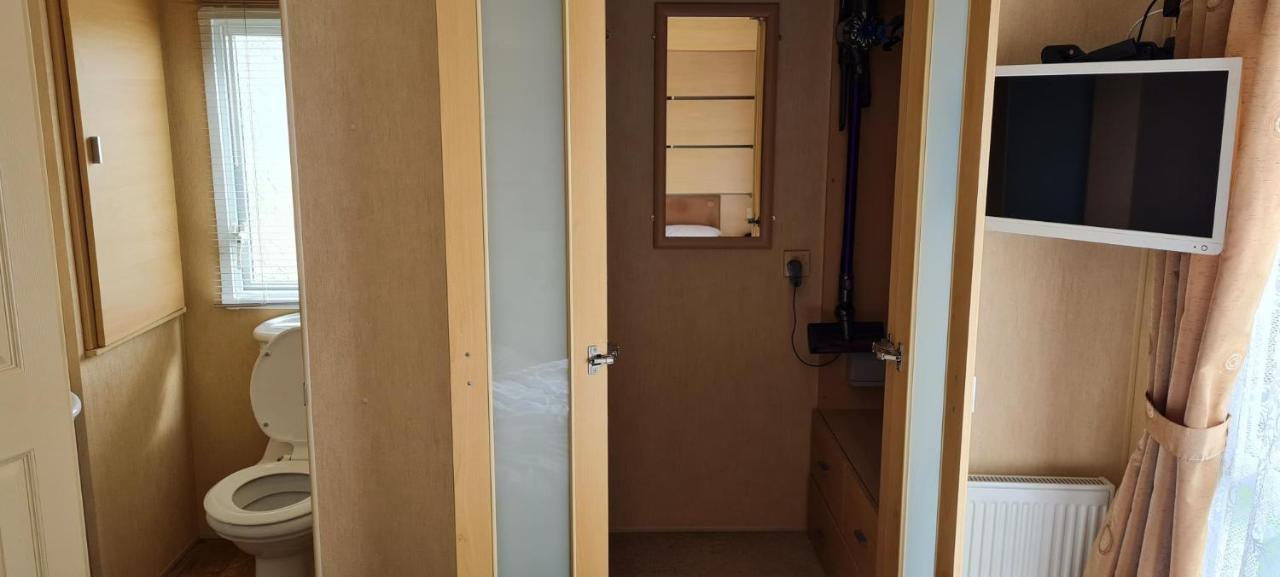 Lovely Caravan With Decking At Coral Beach Park In Lincolnshire Ref 77001C Otel Ingoldmells Dış mekan fotoğraf